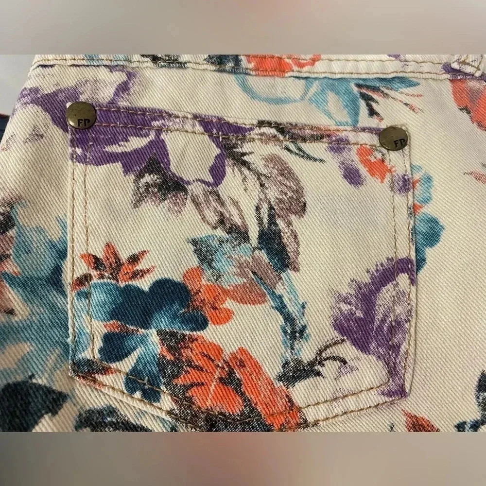 Free People White Floral Print Denim Distressed High Waist Shorts Size 26 - Picture 8 of 9